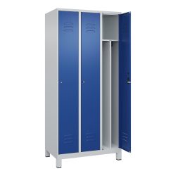 C+P Schwarz-Weiß-Spind Classic PLUS, schmal, 3 Abteile, verkürzte Trennwand mittig, lichtgrau / enzianblau, B 900 mm, mit Füßen, Zylinderschloss,