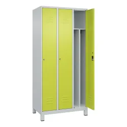 C+P Spind Classic PLUS, Füsse, 3 Abteile, HxBxT 1.950 x 900 x 500 mm, lichtgrau, clowngrün, Zylinderschloss, mit Mitteltrennwand