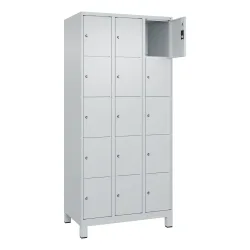 5er-Schließfachschrank Classic PLUS, 3 Abteile, lichtgrau, B 900 mm, 15 Fächer, mit Füßen C+P