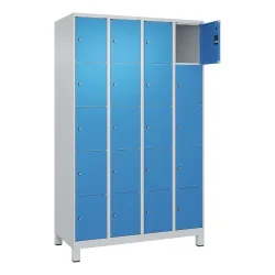 5er-Schließfachschrank Classic PLUS, 4 Abteile, lichtgrau / lichtblau, B 1200 mm, 20 Fächer, mit Füßen C+P