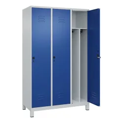 C+P Schwarz-Weiß-Spind Classic PLUS, schmal, 3 Abteile, verkürzte Trennwand mittig, lichtgrau / enzianblau, B 1200 mm, mit Füßen, Drehriegel, Trennwand