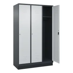 C+P Spind Classic PLUS, Sockel, 3 Abteile, HxBxT 1.950 x 1.200 x 500 mm, anthrazitgrau, lichtgrau, Zylinderschloss, ohne Mitteltrennwand
