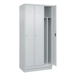 C+P Schwarz-Weiß-Spind Classic PLUS, schmal, 3 Abteile, verkürzte Trennwand mittig, lichtgrau, B 900 mm, mit Bodensockel, Zylinderschloss, Trennwand
