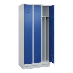 C+P Spind Classic PLUS, Sockel, 3 Abteile, HxBxT 1.950 x 900 x 500 mm, lichtgrau, enzianblau, Zylinderschloss, mit Mitteltrennwand