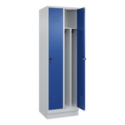 C+P Spind Classic PLUS, Sockel, 2 Abteile, HxBxT 1.950 x 600 x 500 mm, lichtgrau, enzianblau, für Vorhängeschloss, mit Mitteltrennwand