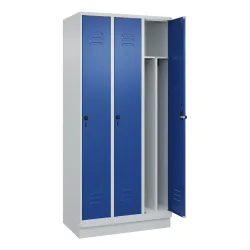 C+P Schwarz-Weiß-Spind Classic PLUS, schmal, 3 Abteile, verkürzte Trennwand mittig, lichtgrau / enzianblau, B 900 mm, mit Bodensockel, Drehriegel,