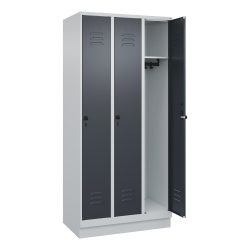 Spind Classic PLUS, 3 Abteile, lichtgrau / grau, B 900 mm, mit Bodensockel, Drehriegel C+P