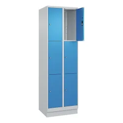 3er-Schließfachschrank Classic PLUS, 2 Abteile, lichtgrau / lichtblau, B 600 mm, 6 Fächer, mit Bodensockel C+P