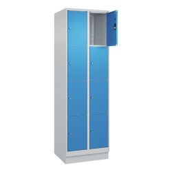 4er-Schließfachschrank Classic PLUS, 2 Abteile, lichtgrau / lichtblau, B 600 mm, 8 Fächer, mit Bodensockel C+P