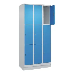 C+P Schliessfachschrank Classic PLUS, Sockel, 3 Abteile, HxBxT 1.950 x 900 x 500 mm, lichtgrau, lichtblau, 9 Fächer, Zylinderschloss
