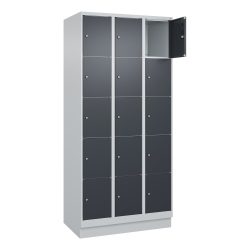 5er-Schließfachschrank Classic PLUS, 3 Abteile, lichtgrau / grau, B 900 mm, 15 Fächer, mit Bodensockel C+P