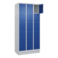 5er-Schließfachschrank Classic PLUS, 3 Abteile, lichtgrau / enzianblau, B 900 mm, 15 Fächer, mit Bodensockel C+P