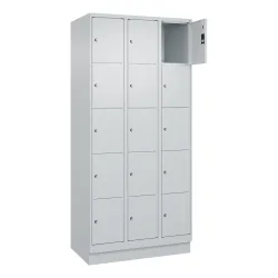 C+P Schliessfachschrank Classic PLUS, Sockel, 3 Abteile, HxBxT 1.950 x 900 x 500 mm, lichtgrau, lichtgrau, 15 Fächer, Zylinderschloss
