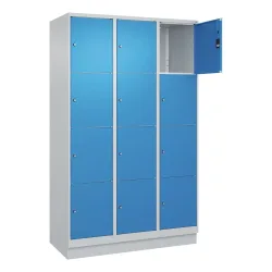 C+P Schliessfachschrank Classic PLUS, Sockel, 3 Abteile, HxBxT 1.950 x 1.200 x 500 mm, lichtgrau, lichtblau, 12 Fächer, Zylinderschloss