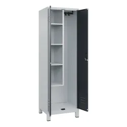 Putzmittelspind Classic PLUS, 1 Abteil, Trennwand mittig, verkürzt, lichtgrau / grau, B 600 mm, mit Füßen, Zylinderschloss C+P