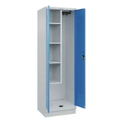Putzmittelspind Classic PLUS, 1 Abteil, Trennwand mittig, verkürzt, lichtgrau / lichtblau, B 600 mm, mit Bodensockel, Drehriegel C+P