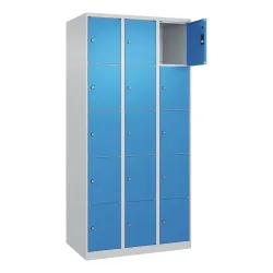 5er-Schließfachschrank Classic PLUS, 3 Abteile, lichtgrau / lichtblau, B 900 mm, 15 Fächer, mit Bodengleitern C+P