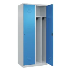 C+P Schwarz-Weiß-Spind Classic PLUS, schmal, 2 Abteile, verkürzte Trennwand mittig, lichtgrau / lichtblau, B 800 mm, mit Bodengleitern, Zylinderschloss,