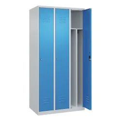 C+P Schwarz-Weiß-Spind Classic PLUS, schmal, 3 Abteile, verkürzte Trennwand mittig, lichtgrau / lichtblau, B 900 mm, mit Bodengleitern, Zylinderschloss,