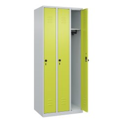 C+P Spind Classic PLUS, 3 Abteile, HxBxT 1.850 x 750 x 500 mm, lichtgrau, clowngrün, für Vorhängeschloss, ohne Mitteltrennwand