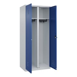 Schwarz-Weiß-Spind Classic PLUS, Trennwand mittig, 1 Abteil, lichtgrau / enzianblau, HxB 1850 x 800 mm, mit Bodengleitern, Drehriegel C+P