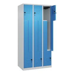 Z-Spind Classic PLUS, 3 Abteile, lichtgrau / lichtblau, B 900 mm, mit Bodengleitern, Drehriegel C+P