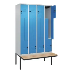 C+P Z-Spind Classic PLUS, 8 Abteile, HxBxT 2.120 x 1.200 x 815 mm, für Vorhängeschloss, auskragende Bank aus Buche, lichtgrau, lichtblau