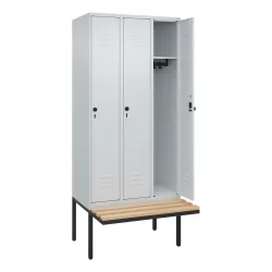 C+P Spind Classic PLUS, 3 Abteile, HxBxT 2.120 x 900 x 815 mm, für Vorhängeschloss, auskragende Bank aus Buche, lichtgrau, lichtgrau