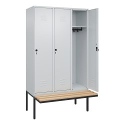 C+P Spind Classic PLUS, 3 Abteile, HxBxT 2.120 x 1.200 x 815 mm, für Vorhängeschloss, auskragende Bank aus Buche, lichtgrau, lichtgrau