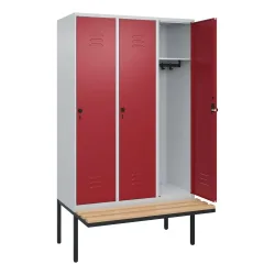 C+P Spind Classic PLUS, 3 Abteile, HxBxT 2.120 x 1.200 x 815 mm, für Vorhängeschloss, auskragende Bank aus Buche, lichtgrau, rubinrot