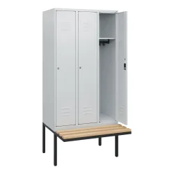 C+P Spind Classic PLUS, 3 Abteile, HxBxT 1.950 x 900 x 815 mm, Zylinderschloss, auskragende Bank aus Buche, lichtgrau, lichtgrau