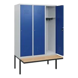 C+P Spind Classic PLUS, 3 Abteile, HxBxT 1.950 x 1.200 x 815 mm, Zylinderschloss, auskragende Bank aus Buche, lichtgrau, enzianblau