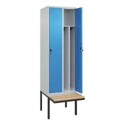 C+P Schwarz-Weiß-Spind Classic PLUS Sitzbank, schmal, 2 Abteile, verkürzte Trennwand mittig, lichtgrau / lichtblau, B 600 mm, Sicherheits-Drehriegel,