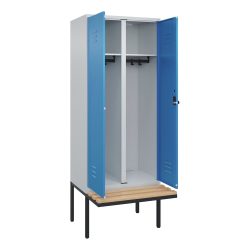 C+P Schwarz-Weiß-Spind Classic PLUS Sitzbank, Trennwand mittig, 1 Abteil, lichtgrau / lichtblau, B 800 mm, Sicherheits-Drehriegel, auskragend,