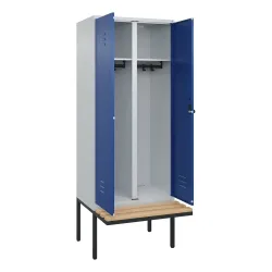 C+P Schwarz-Weiß-Spind Classic PLUS Sitzbank, Trennwand mittig, 1 Abteil, lichtgrau / enzianblau, B 800 mm, Sicherheits-Drehriegel, auskragend,