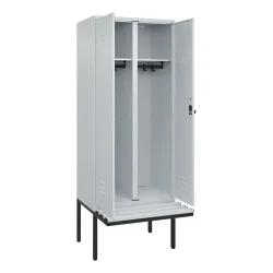 C+P Schwarz-Weiss-Spind Classic PLUS, 2 Abteile, HxBxT 2.120 x 800 x 815 mm, für Vorhängeschloss, auskragende Bank aus Kunststoff, lichtgrau, lichtgrau