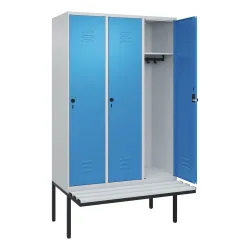 C+P Spind Classic PLUS, 3 Abteile, HxBxT 2.120 x 1.200 x 815 mm, für Vorhängeschloss, auskragende Bank aus Kunststoff, lichtgrau, lichtblau
