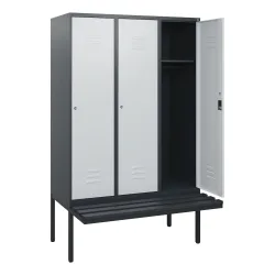 C+P Spind Classic PLUS, 3 Abteile, HxBxT 1.950 x 1.200 x 815 mm, Zylinderschloss, auskragende Bank aus Kunststoff, anthrazitgrau, lichtgrau