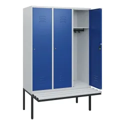 C+P Spind Classic PLUS, 3 Abteile, HxBxT 1.950 x 1.200 x 815 mm, Zylinderschloss, auskragende Bank aus Kunststoff, lichtgrau, enzianblau