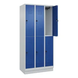 Doppelstock-Spind Classic PLUS, 3 Abteile, lichtgrau / enzianblau, HxB 1950 x 900 mm, mit Bodensockel, Drehriegel C+P