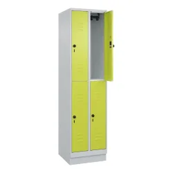 C+P Doppelstock-Spind Classic PLUS, Sockel, 2 Abteile, HxBxT 1.950 x 500 x 500 mm, lichtgrau, clowngrün, 4 Fächer, für Vorhängeschloss