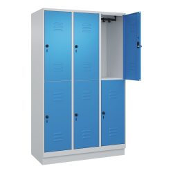 Doppelstock-Spind Classic PLUS, 3 Abteile, lichtgrau / lichtblau, HxB 1950 x 1200 mm, mit Bodensockel, Drehriegel C+P