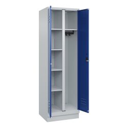 Putzmittelspind Classic PLUS, 1 Abteil, Trennwand mittig, lichtgrau / enzianblau, B 600 mm, mit Bodensockel, Drehriegel C+P