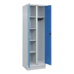 Putzmittelspind Classic PLUS, 1 Abteil, Trennwand mittig, lichtgrau / lichtblau, B 600 mm, mit Bodensockel, Drehriegel C+P