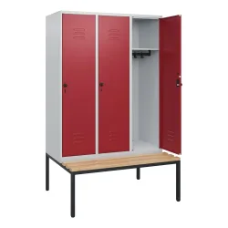 C+P Spind Classic PLUS, 3 Abteile, HxBxT 1.950 x 1.200 x 815 mm, für Vorhängeschloss, untergebaute Bank aus Buche, lichtgrau, rubinrot
