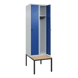 C+P Spind Classic PLUS, 2 Abteile, HxBxT 2.120 x 600 x 815 mm, für Vorhängeschloss, untergebaute Bank aus Buche, lichtgrau, enzianblau