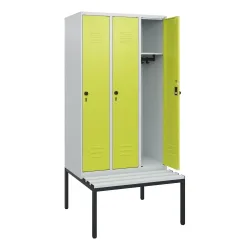 C+P Spind Classic PLUS, 3 Abteile, HxBxT 1.950 x 900 x 815 mm, für Vorhängeschloss, untergebaute Bank aus Kunststoff, lichtgrau, clowngrün