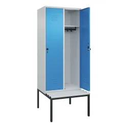C+P Spind Classic PLUS, 2 Abteile, HxBxT 2.120 x 800 x 815 mm, für Vorhängeschloss, untergebaute Bank aus Kunststoff, lichtgrau, lichtblau