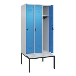 C+P Spind Classic PLUS, 3 Abteile, HxBxT 2.120 x 900 x 815 mm, für Vorhängeschloss, untergebaute Bank aus Kunststoff, lichtgrau, lichtblau
