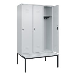 C+P Spind Classic PLUS, 3 Abteile, HxBxT 2.120 x 1.200 x 815 mm, für Vorhängeschloss, untergebaute Bank aus Kunststoff, lichtgrau, lichtgrau